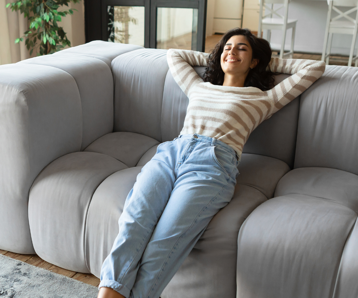 Copropriétaire liégeoise détendue chez elle grâce à Easy Syndic